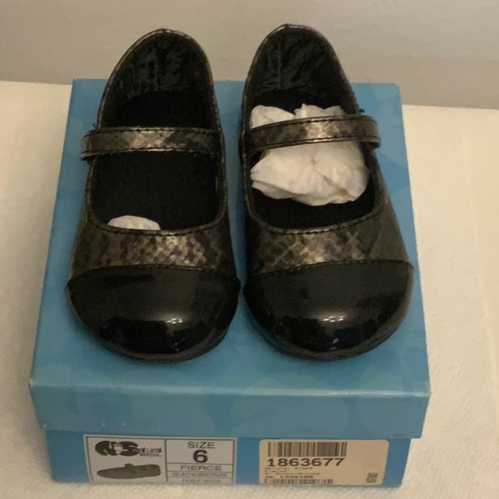 NIB Natural step Mary Jean shoes size 6.